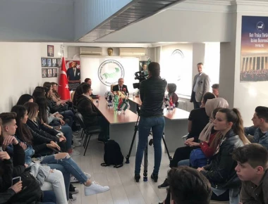 Σάλος με μειονοτικούς μαθητές της Ξάνθης να φωτογραφίζονται μπροστά σε σημαίες της «Ανεξάρτητης Δυτικής Θράκης» (φωτό)